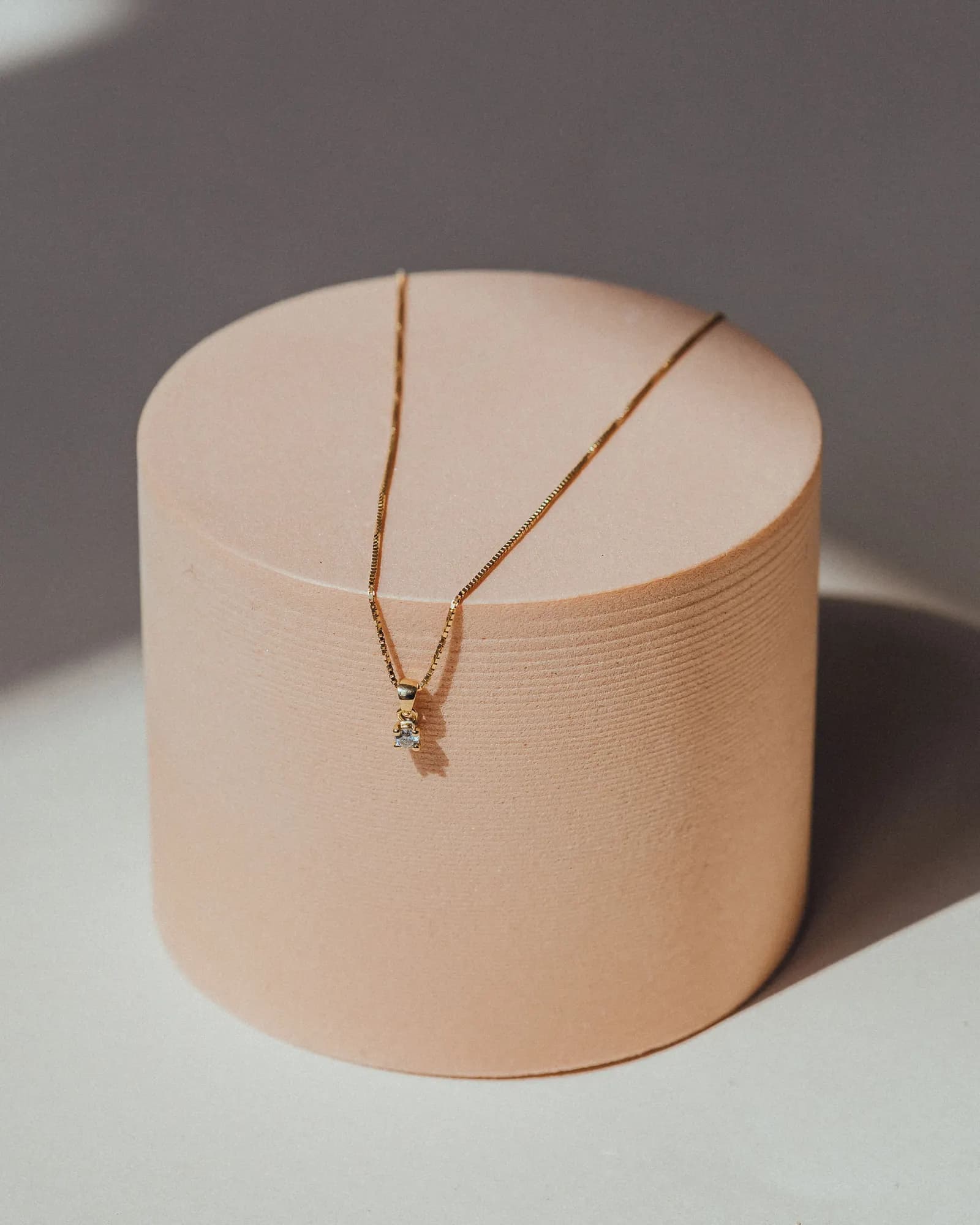 Feine Kette mit Diamant-Solitär