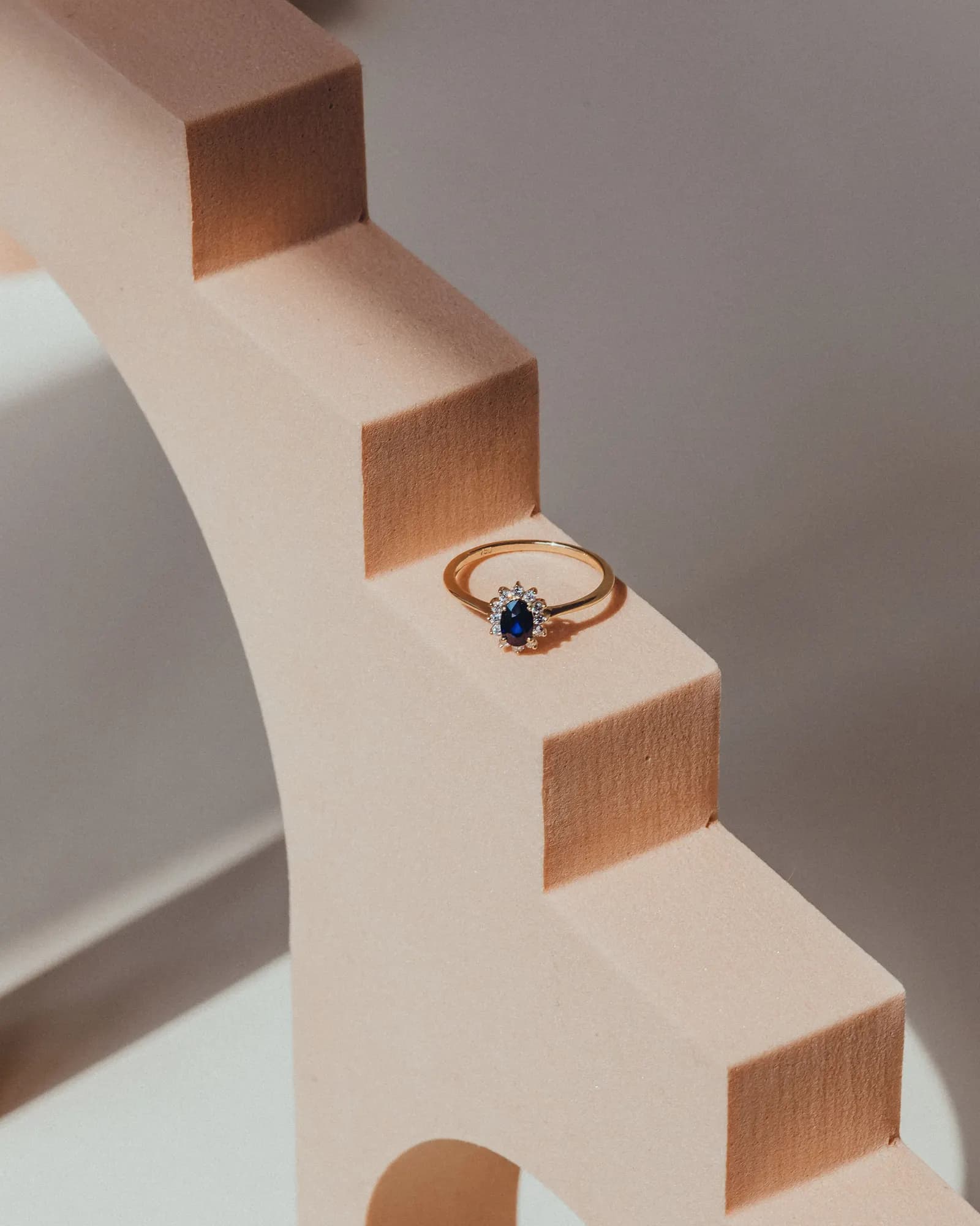 Saphir-Ring mit Diamanten